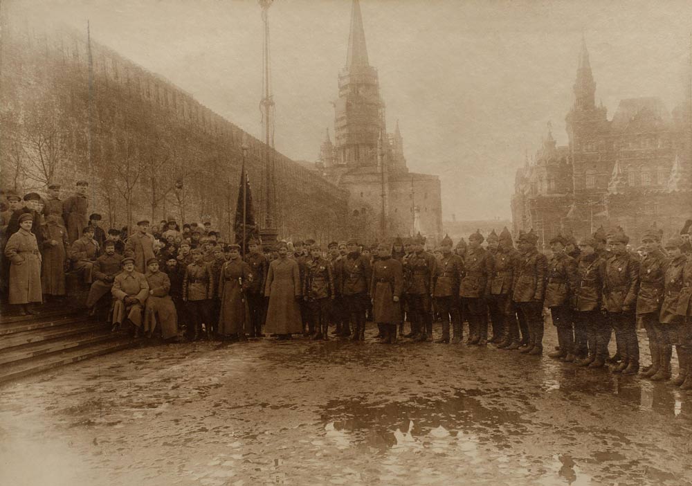 Кавалеры ордена Красного Знамени отряда Осназа с командирами Южного фронта и Президиумом ГПУ