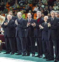 Слева направо - Фрадков, Грызлов, Патрушев и глава президентской администрации С. Собянин встречают сборную России по волейболу